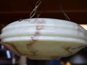 Typisch glazen Jaren'30 lamp met koperen ophang staven