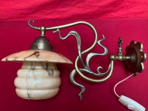 Antieke gaslamp met glazenkap